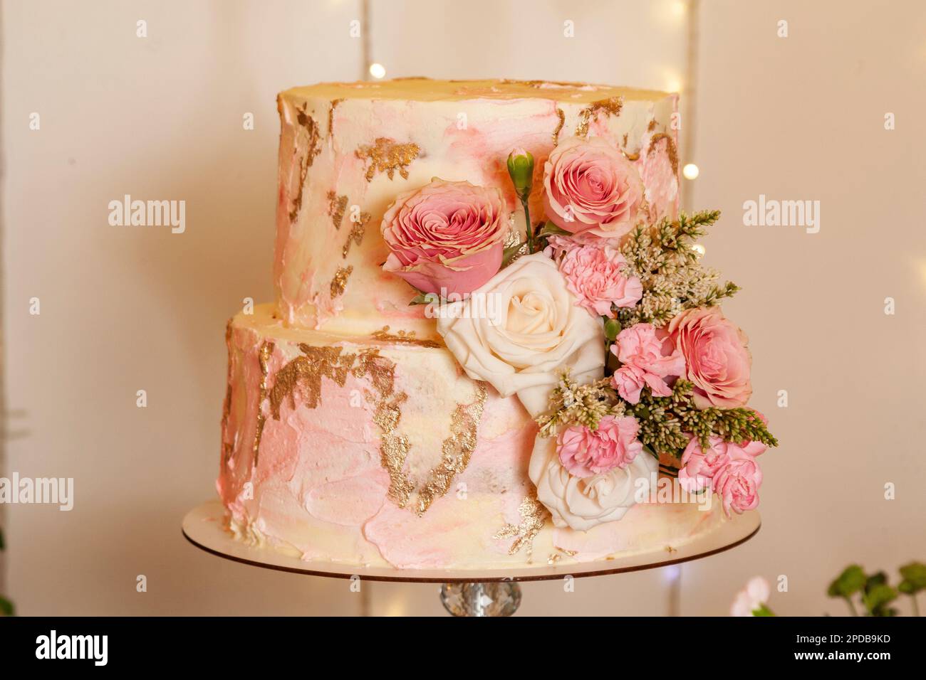 Leckerer Kuchen Mit Blumen Für Die Feier Gesellschaftlicher Veranstaltungen. Stockfoto