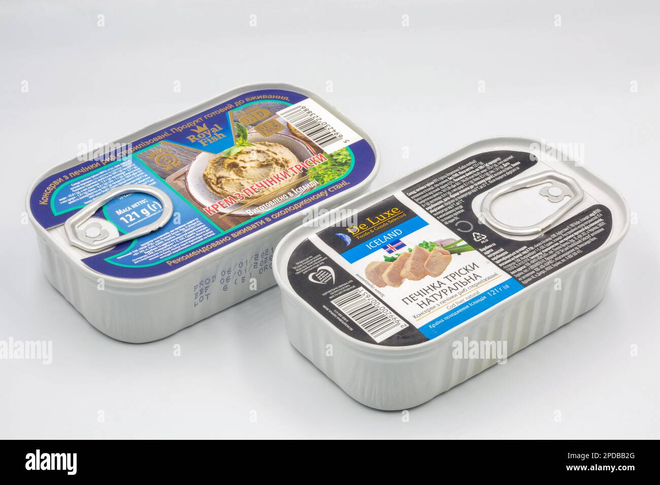 Kiew, Ukraine - October17, 2021: Studioaufnahme von De Luxe-Konserven und Royal Fish Isländischer natürlicher Kabeljauleber auf weißem Hintergrund. Stockfoto