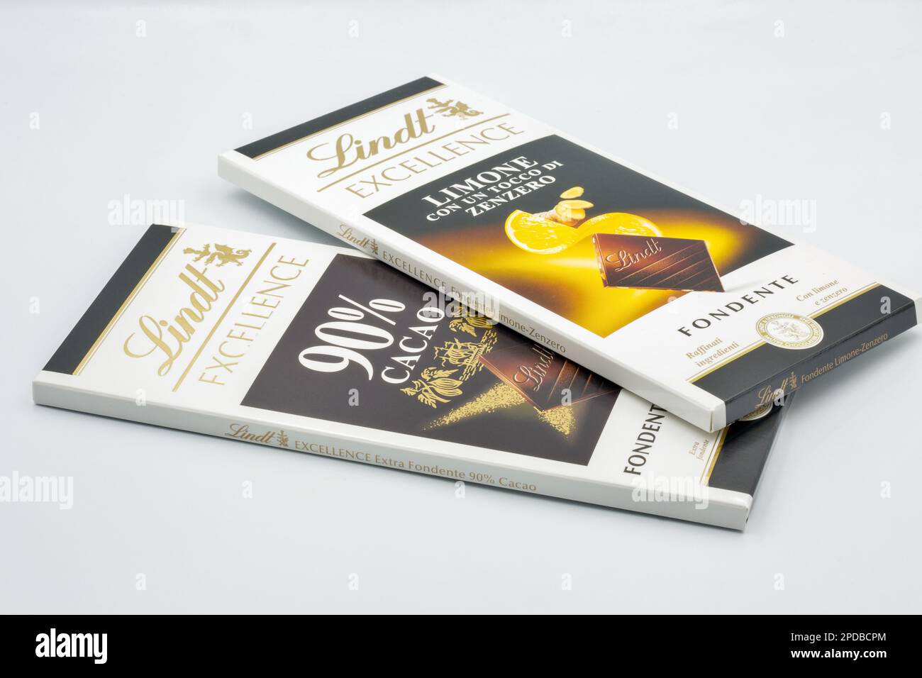 Kiew, Ukraine - 23. Februar 2022: Studioaufnahme von Lindt Excellence Swiss Premium Milk Chocolate Rivers gegen Weiß. Stockfoto