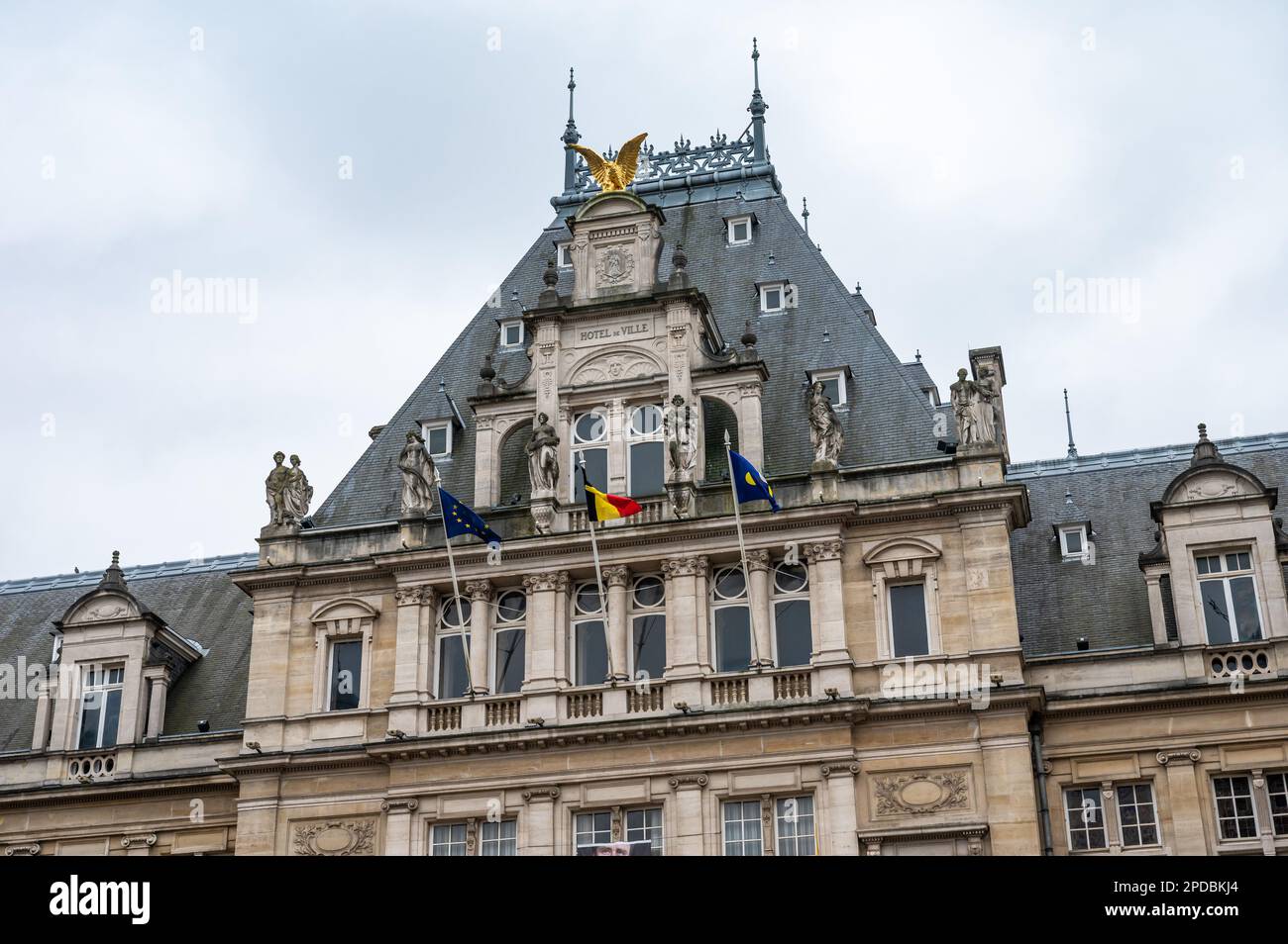 Saint Gilles, Region Brüssel-Hauptstadt, Belgien, 4. März 2023 - Detail des Rathauses mit belgischer Flagge Stockfoto