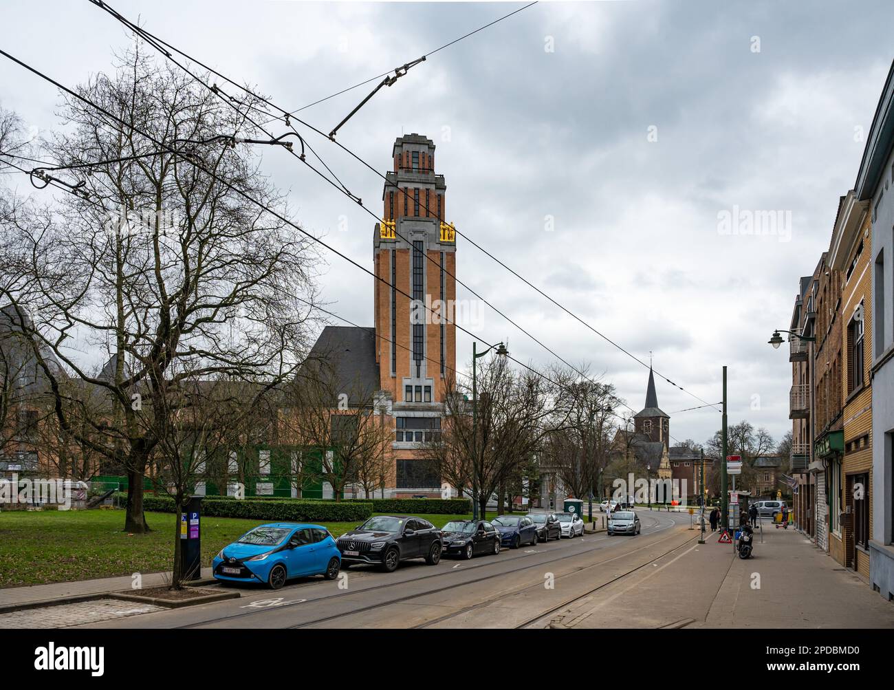 Forest, Region Brüssel-Hauptstadt, Belgien, 4. März 2023 - Saint-Denis-Platz und Art déco-Turm des Rathauses Stockfoto