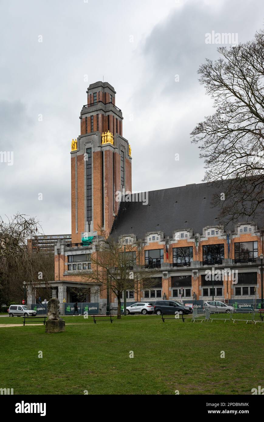Forest, Region Brüssel-Hauptstadt, Belgien, 4. März 2023 - Abteipark und Art déco-Turm des Rathauses Stockfoto