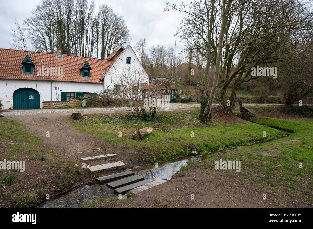 Uccle, Region Brüssel-Hauptstadt, Belgien, 4. März 2023 - Seniorenheim für Kriegsopfer mit grünem Bach im Naturschutzgebiet Keyenbempt Stockfoto