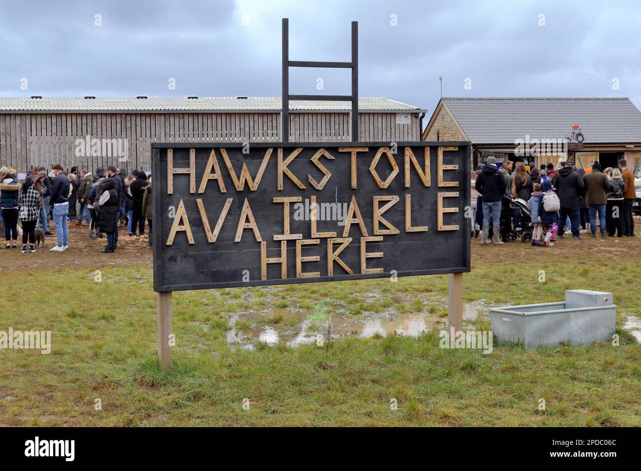Chipping Norton, Großbritannien - 12. März 2023: Besucher stehen im Diddly Squat Farm Shop Schlange, der 2020 von Jeremy Clarkson eröffnet wurde. Stockfoto