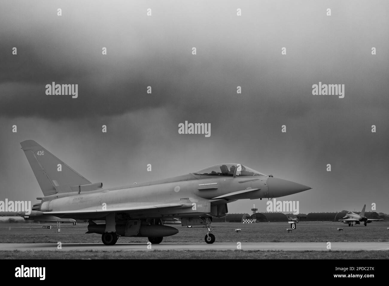 Ein RAF-Taifun, der während der Cobra Warrior-Übung 2023 bei der RAF Coningsby startete. Stockfoto