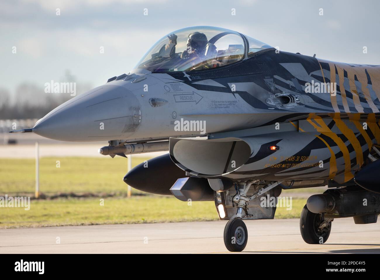 Die belgische Luftwaffe X-Tiger F-16AM kämpft Falcon beim Rollen auf der RAF Waddington während der Übung Cobra Warrior 2023. Stockfoto
