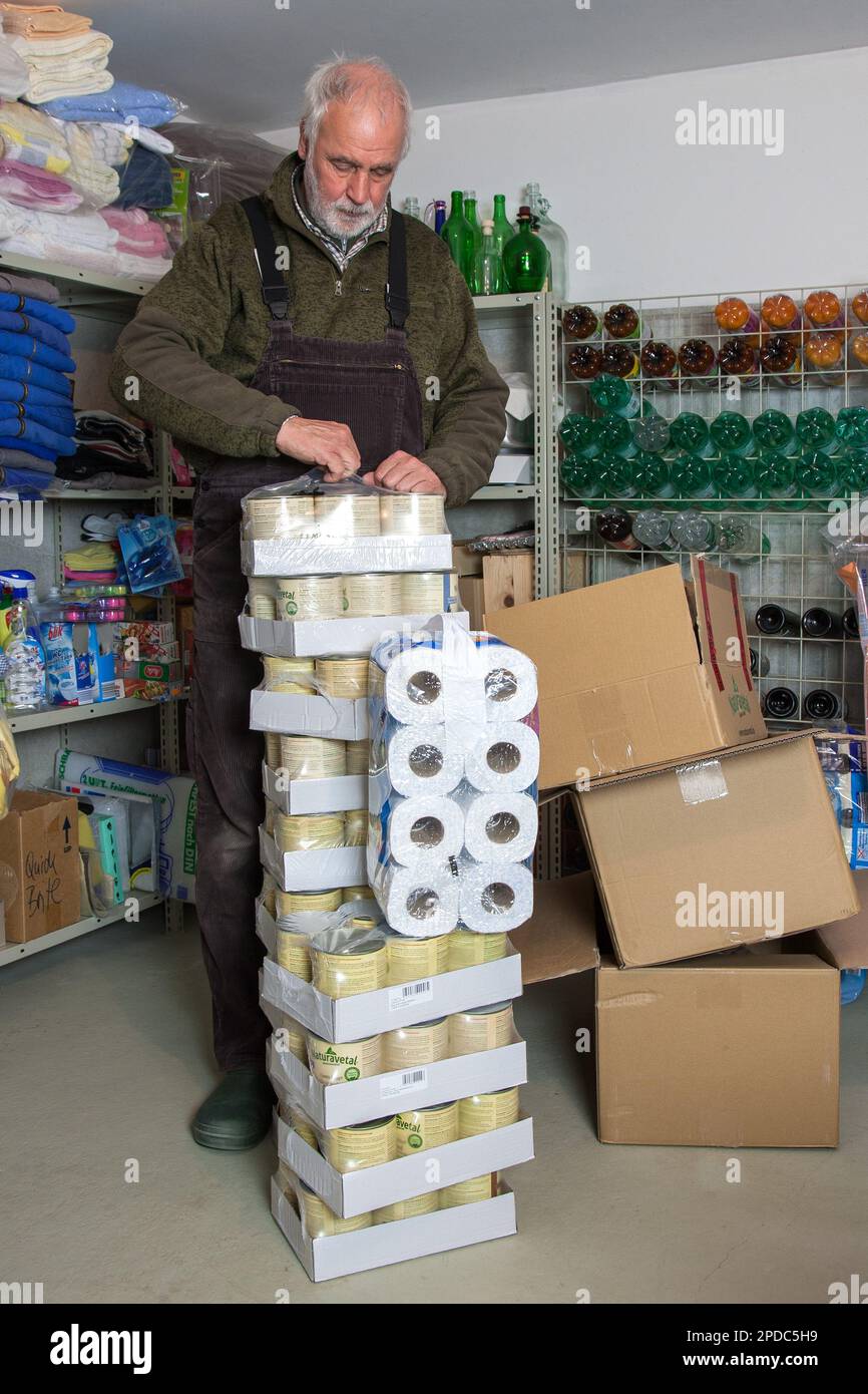 Trossingen, Deutschland, 03/14/2023. Ein Prepper hortet Vorräte im Keller, um autark zu sein. Stockfoto