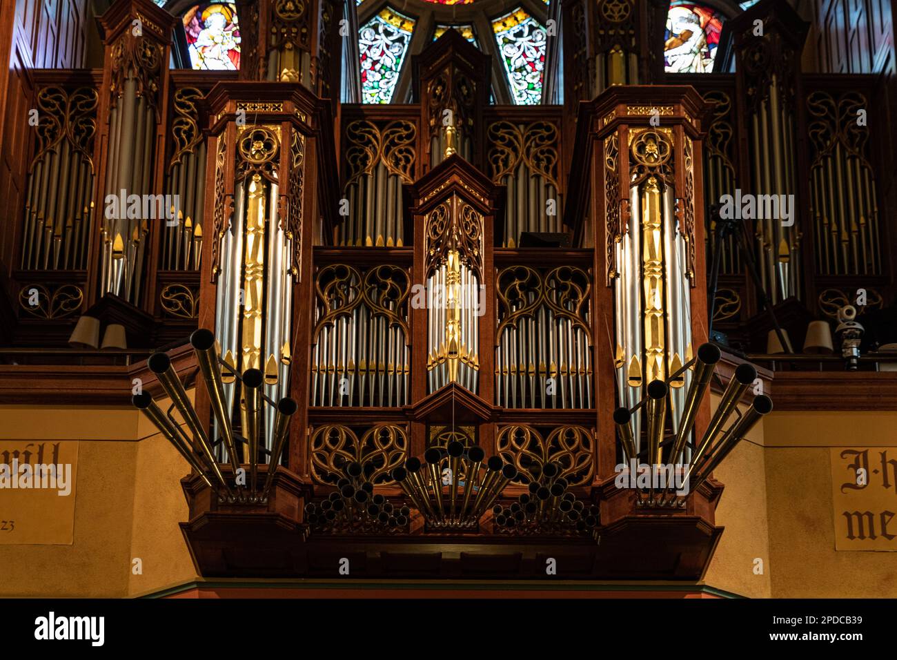 Dekorative Pfeifenorgel im Loft einer gotischen katholischen Kathedrale Stockfoto