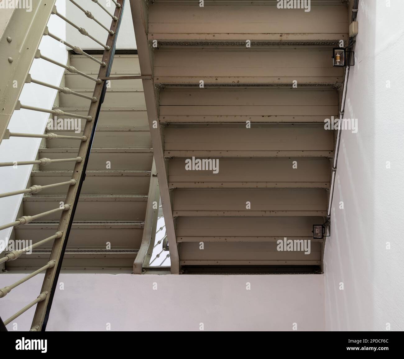 Brüsseler Altstadt, Belgien - 12. März 2023 - Metalltreppe im Art déco-Stil des Jüdischen Museums von Belgien Stockfoto