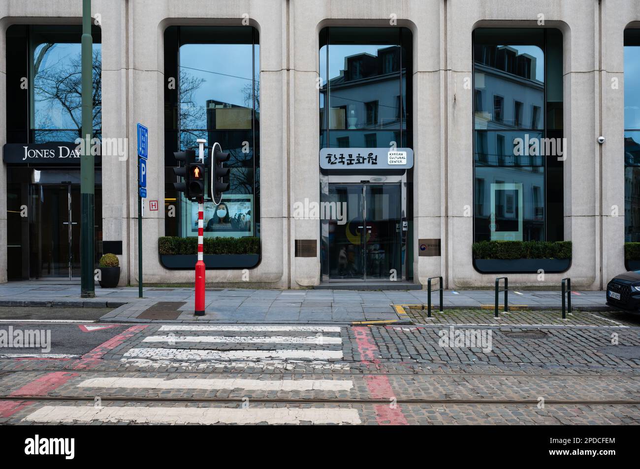 Brüsseler Altstadt, Belgien - 12. März 2023 - Fassade der koreanischen Botschaft, auch dem koreanischen Kulturzentrum Stockfoto