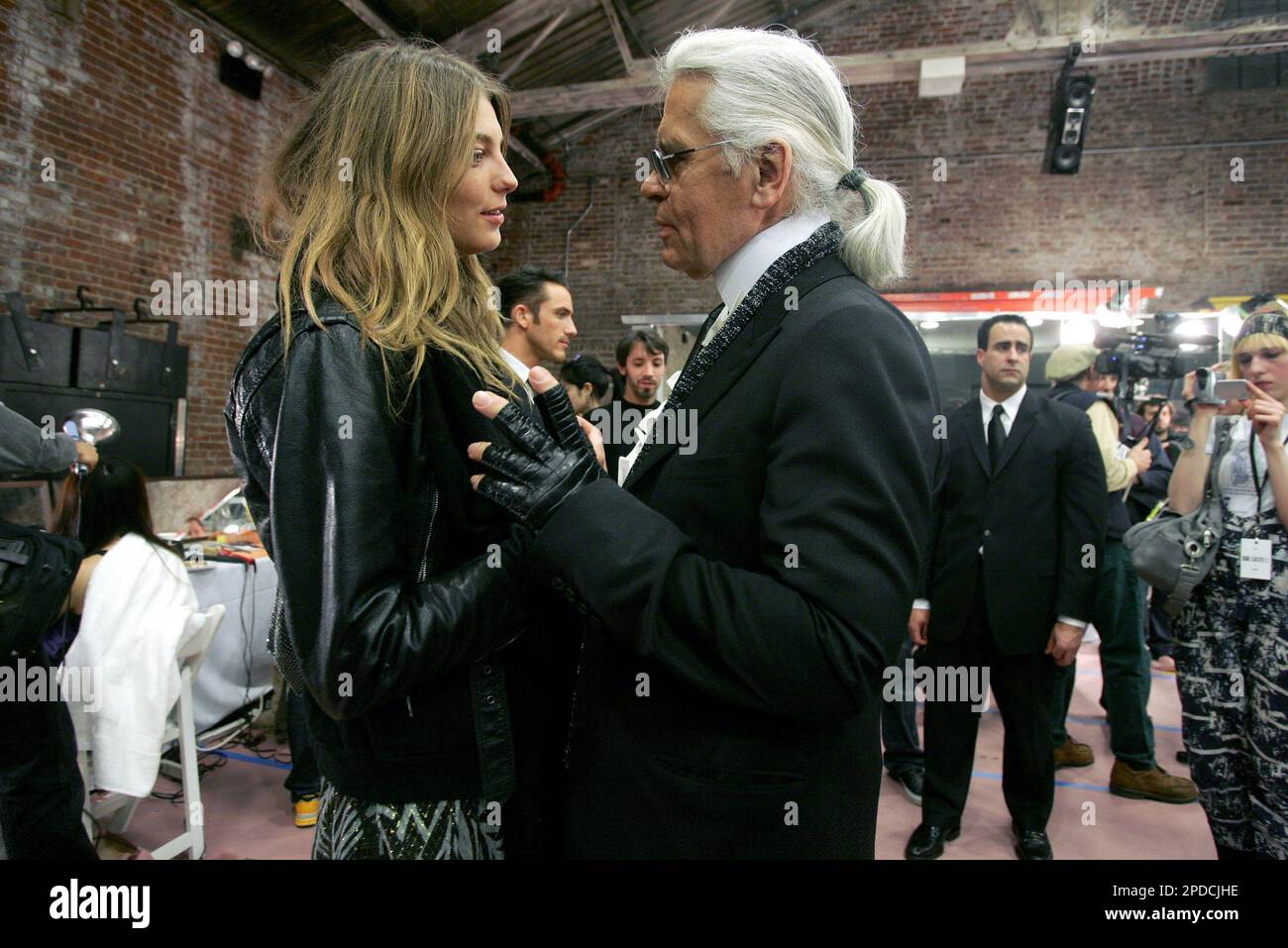 Karl Lagerfeld talks to model Daria Werbowy backstage before the presentation of his fall 2006 collection on the last day of Fashion Week in New York, Friday, Feb. 10, 2006. (AP Photo/Diane Bondareff) Stockfoto