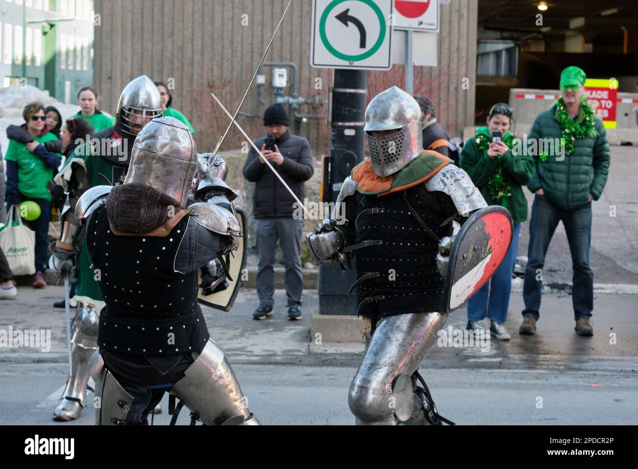 St. Patrick's Day Parade: Irische mittelalterliche Krieger in Rüstungen, die einen Schwertkampf führen, um die Menge zu erfreuen. Halifax, Kanada, März 2023 Stockfoto