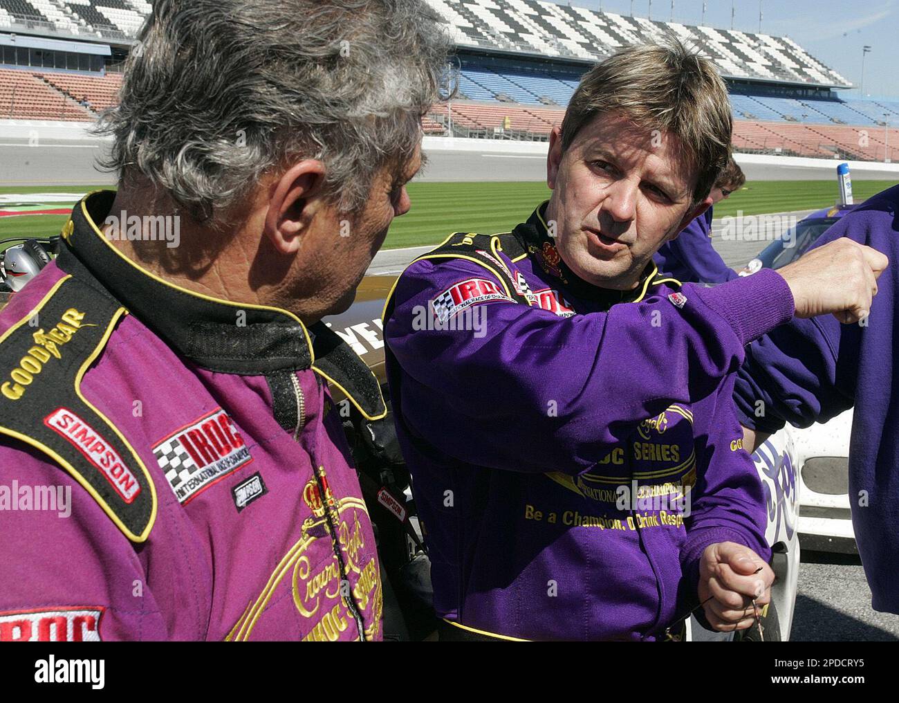 Grand American road racing series driver Wayne Taylor, right, talks with veteran NASCAR driver Jim Sauter during IROC series auto racing practice at Daytona International Speedway, in Daytona Beach, Fla., Wednesday, Feb. 8, 2006.(AP Photo/Brian Myrick) Stockfoto