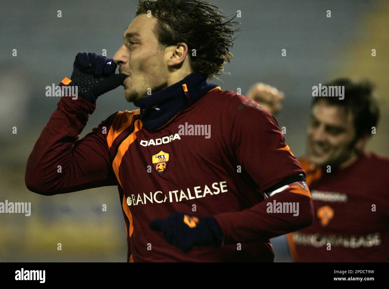 Roma's Francesco Totti celebrates after scoring a penalty kick during the Serie A Italian top League soccer match between Roma and Cagliari at Rieti's Centro d'Italia stadium, Italy, Wednesday, Feb. 8, 2006. At right is Vincenzo Montella. Totti scored twice and Roma won 4-3. (AP Photo/Pier Paolo Cito) Stockfoto