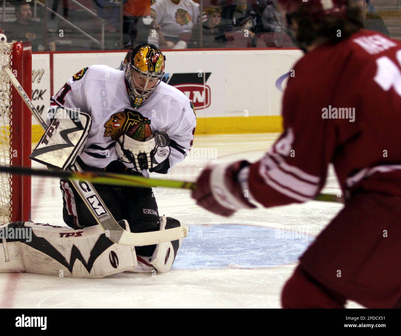 Chicago Blackhawks goaltender Craig Anderson has the shot on goal by Phoenix Coyotes' Tyson Nash, bounce off his chest, during the second period of their NHL hockey game, Tuesday, Feb. 7, 2006, in Phoenix. (AP Photo/Roy Dabner) Stockfoto