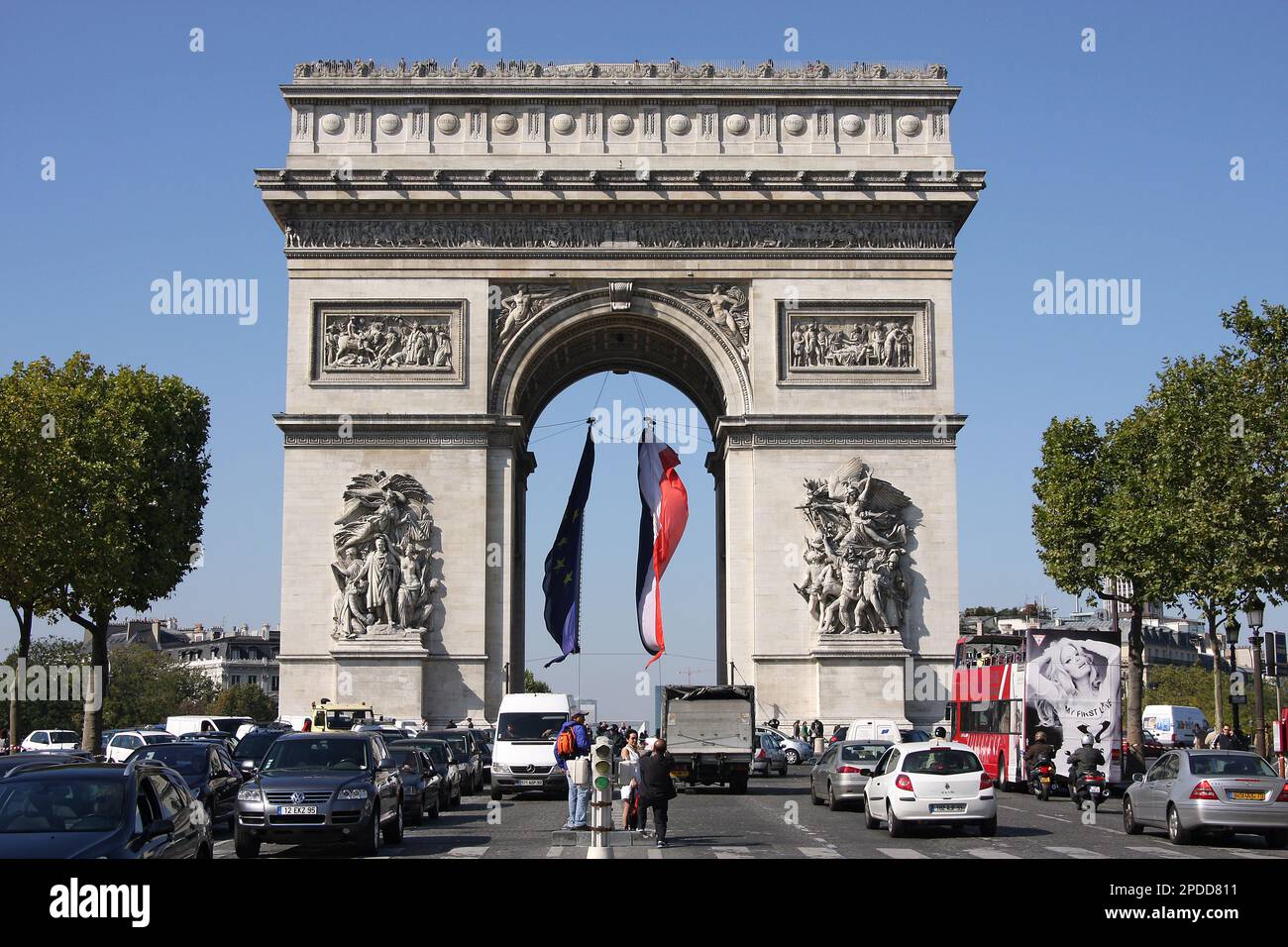 Triumphbogen, Triumphbogen in Paris mit französischer und europäischer Flagge Stockfoto