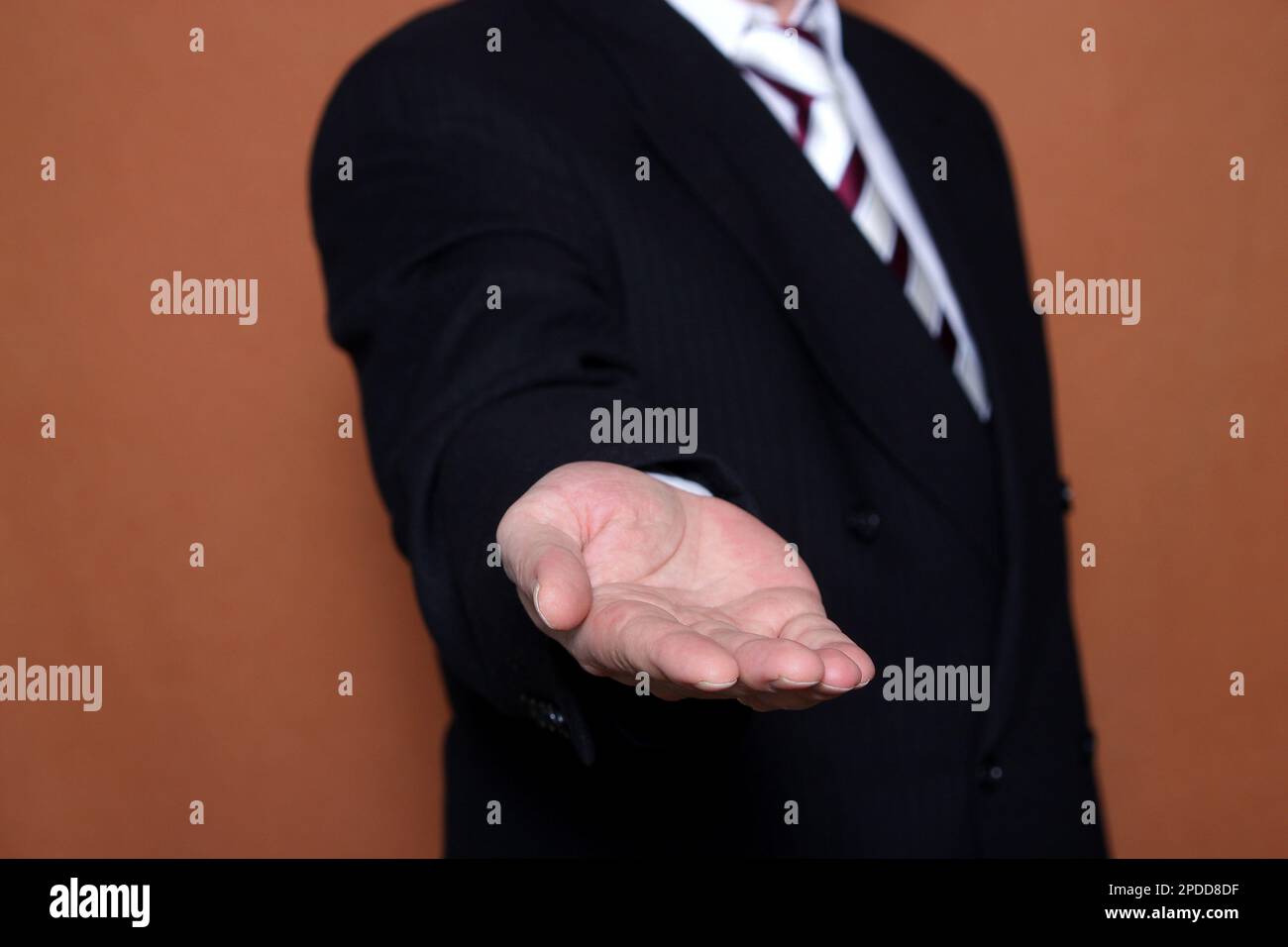 Geschäftsmann, streckte seine hand Stockfoto