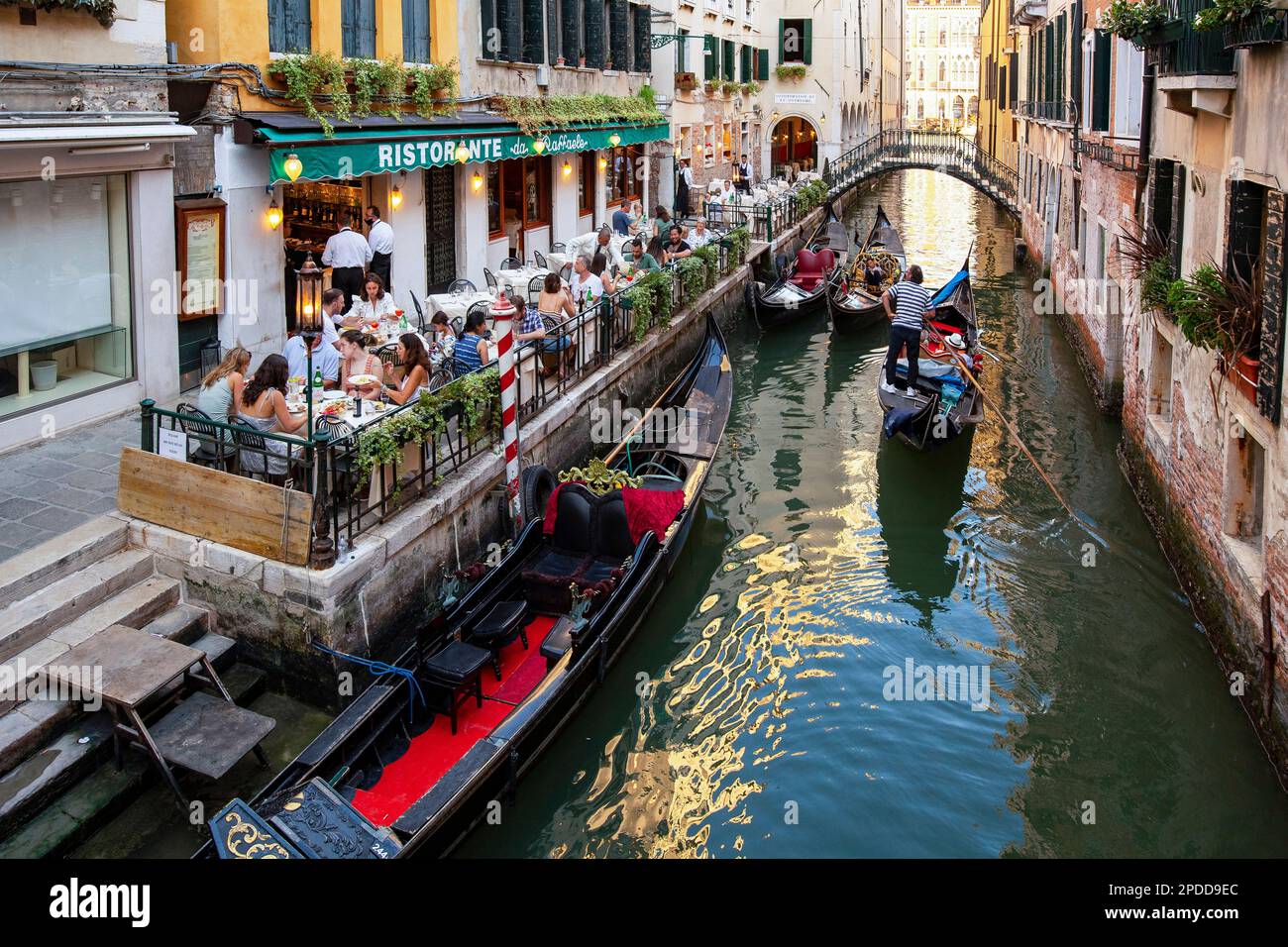 Typisches Restaurant in einem chanel mit Gondeln, Italien, Venedig Stockfoto