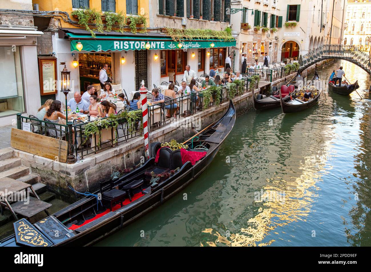 Typisches Restaurant in einem chanel mit Gondeln, Italien, Venedig Stockfoto
