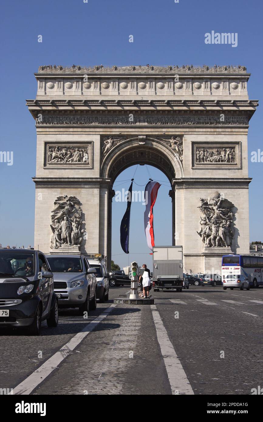 Triumphbogen, Triumphbogen in Paris mit französischer und europäischer Flagge Stockfoto