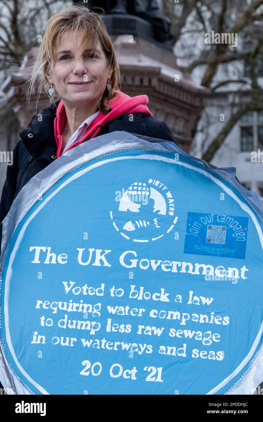 London, Großbritannien. 13. März 2023. Ein Aktivist der Haltestelle HS2 nimmt an einer Veranstaltung am Parliament Square Teil, die in erster Linie darauf abzielt, die Gefahr einer Beschädigung des Grundwasserleiters im Colne Valley durch das Hochgeschwindigkeitsbahnprojekt HS2 hervorzuheben. Der Kreidewasserleiter im Colne Valley fungiert als natürliches Wasserfiltersystem. HS2 Ltd erklärt, dass es mit Affinity Water und der Umweltbehörde zusammenarbeitet, um die mit dem Grundwasserleiter verbundenen Risiken zu bewältigen. Kredit: Mark Kerrison/Alamy Live News Stockfoto