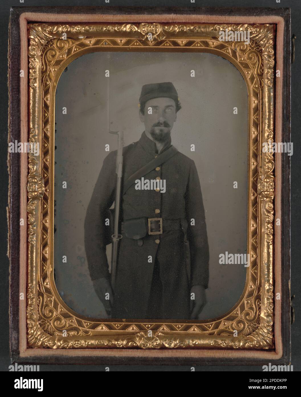 Unidentifizierter Gefreiter in Konföderiertenuniform und Georgia umrahmt Schnalle mit Bajonettmuskete. Liljenquist Family Sammlung von Bürgerkriegsfotos , FAmbrotype/Tintype Fotoserie , Veröffentlicht in: Confederate Faces : eine bildliche Betrachtung der Individuen der konföderierten Streitkräfte / William A. Albaugh. Wilmington, N.C. : Broadfoot, 1993, S. 38, veröffentlicht in: Turner, William A. sogar noch mehr Gesichter der Konföderierten. Gaithersburg, Md.: Olde Soldier Books, Inc., 1993, S. 205, NewsetLilj03, pp/liljconfed. Konföderierte Staaten von Amerika, Armee, Volk, 1860-1870, Soldaten, Konföderierter, 1860-1870 Stockfoto