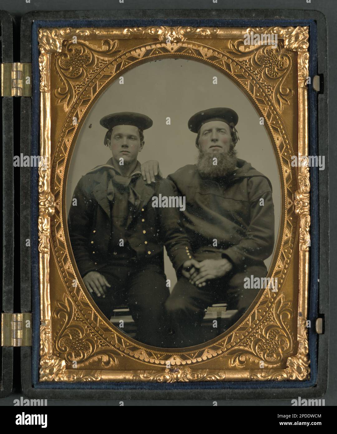 Zwei nicht identifizierte Seeleute in Uniformen der Union. Liljenquist Family Sammlung von Bürgerkriegsfotos , Veröffentlicht in: Marine Art & Antiques : Jack Tar ; das Leben eines Seemanns 1750-1910 / J. Welles Henderson und Rodney P. Carlisle. Woodbridge [Suffolk, England] : Antique Collectors' Club, 1999, S. 28, Ausstellung: "The Civil war in America" in der Library of Congress, Washington, D.C., 2013, NewsetLilj01, pp/liljunion. Usa, Marine, Menschen, 1860-1870, Matrosen, Union, 1860-1870, Militäruniformen, Union, 1860-1870, Familien, 1860-1870, Usa, Geschichte, Bürgerkrieg, 1861-1865, Militärpersonal, Stockfoto