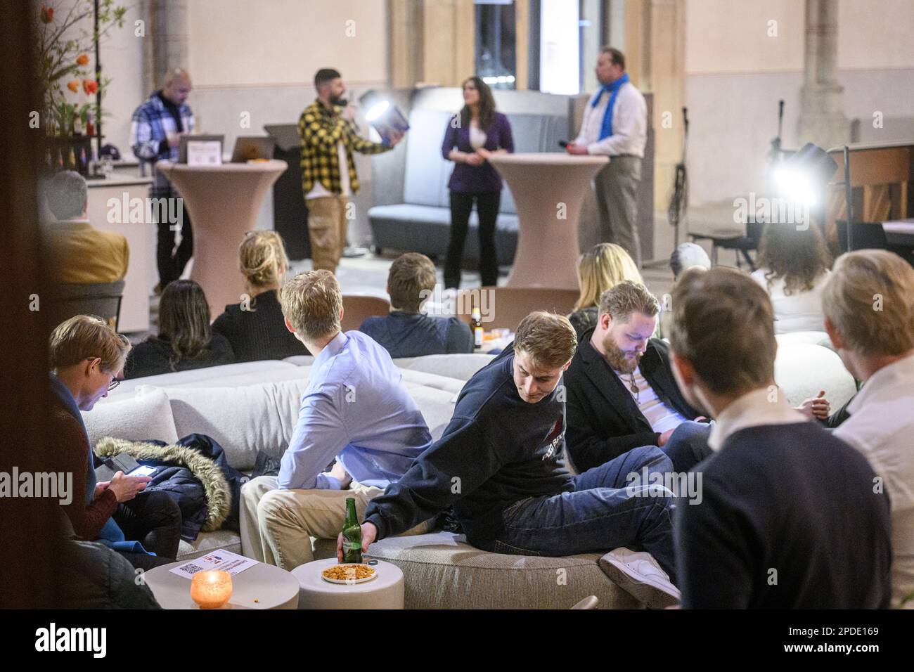 ZWOLLE - Overijssel-Politiker in einer Jugenddebatte im Akademischen Haus Grote Kerk. Sechs politische Parteien aus Overijssel unterhalten sich am Vorabend der Provinzwahlen mit jungen Menschen. ANP EMIEL MUIJDERMAN niederlande raus - belgien raus Stockfoto