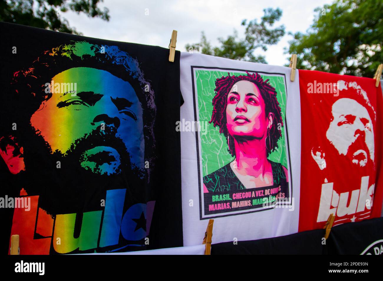 Rio de Janeiro, Rio de Janeiro, Brasilien. 14. März 2023. Antonio Francisco, der auch der Vater von Marielle Franco während der 5 Jahre ihres Todes ist. Das Marielle Franco Institute hat das Programm für das „Festival of Justice for Marielle and Anderson“ veröffentlicht, das am Dienstag (14.) in Praca Maua im Zentrum von Rio de Janeiro stattfindet. Das Ereignis ist ein halbes Jahrzehnt nach dem ungelösten Mord an Stadträtin Marielle Franco und ihrem Fahrer Anderson Gomes. (Kreditbild: © Erica Martin/TheNEWS2 via ZUMA Press Wire) NUR REDAKTIONELLE VERWENDUNG! Nicht für den kommerziellen GEBRAUCH! Stockfoto