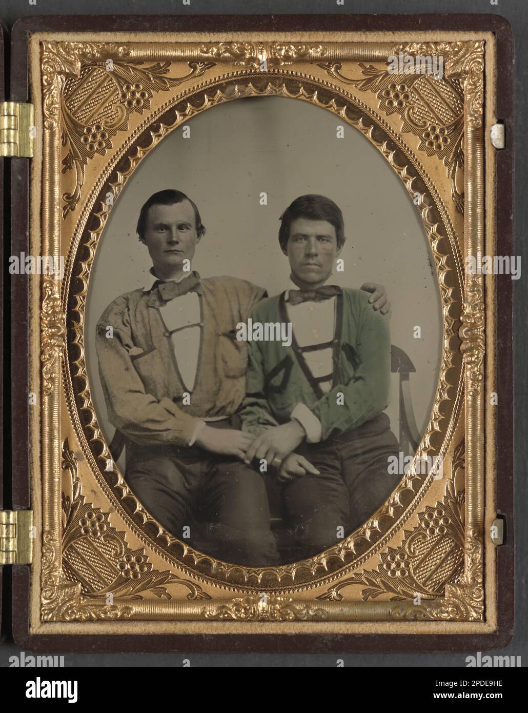 Zwei unidentifizierte Soldaten in Trans-Mississippi Konföderierten-Hemden. Liljenquist Family Sammlung von Bürgerkriegsfotos, pp/liljconfed. Konföderierte Staaten von Amerika, Armee, Volk, 1860-1870, Soldaten, Konföderat, 1860-1870, Militäruniformen, Konföderat, 1860-1870, USA, Geschichte, Bürgerkrieg, 1861-1865, Militärpersonal, Konföderierter. Stockfoto