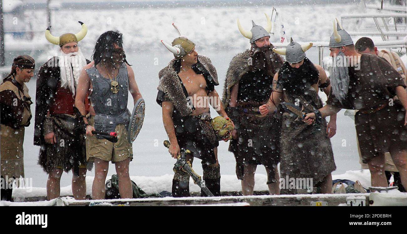Members of the Coast Guard Marine Safety Office stand in 28 degree weather on the dock of the small boat harbor in Seward, Alaska as they wait their to jump into the 33 degree water during the Polar Bear Jumpoff Saturday, Jan. 21, 2006. The annual event raises money for the American Cancer Association. Over $95,000 has been raised so far this year. (AP Photo/ Al Grillo) Stockfoto