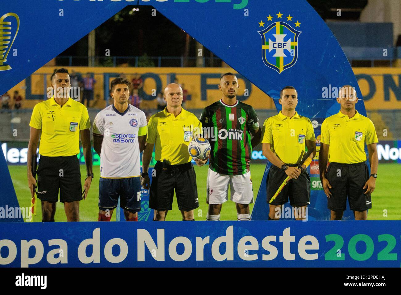 PI - Teresina - 03/14/2023 - COPA DO NORDESTE 2023, FLUMINENSE-PI X BAHIA - Players from Fluminense-PI and Bahia pose for photos next to the referee before the match at the Lindolfo Monteiro stadium for the 2023 Copa do Nordeste championship. Photo : Aldo Carvalho/AGIF (via AP) Stockfoto