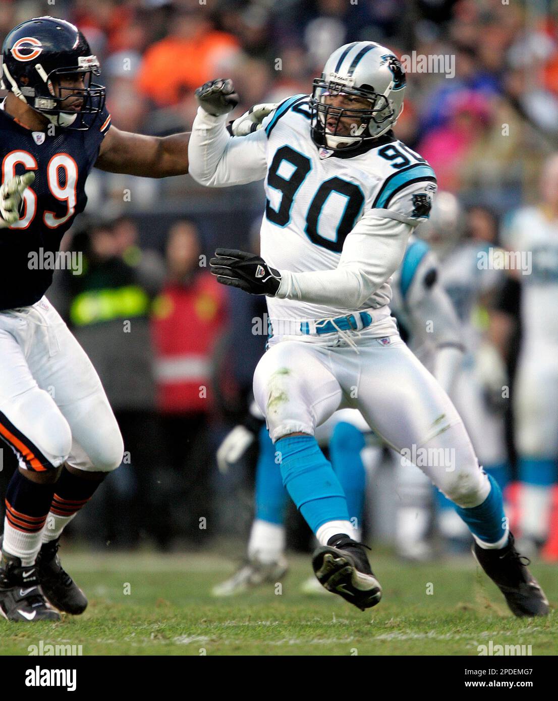 Carolina Panthers defensive Julius Peppers (90) works against Chicago Bears offensive tackle Fred Miller during their NFL football divisional playoff football game Sunday, Jan. 15, 2006, in Chicago. Peppers was one of seven players to miss practice Wednesday as the Panthers prepared to play the Seattle Seahawks in the NFC championship game on Sunday, Jan. 22. (AP Photo/Morry Gash) Stockfoto