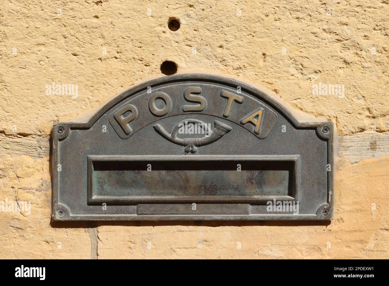 Ein kunstvoll verzierter Briefkasten in der Fassade - aus lokalem Stein - eines Privathauses in Xaghra, Gozo, Malta, Juni 2022. Stockfoto