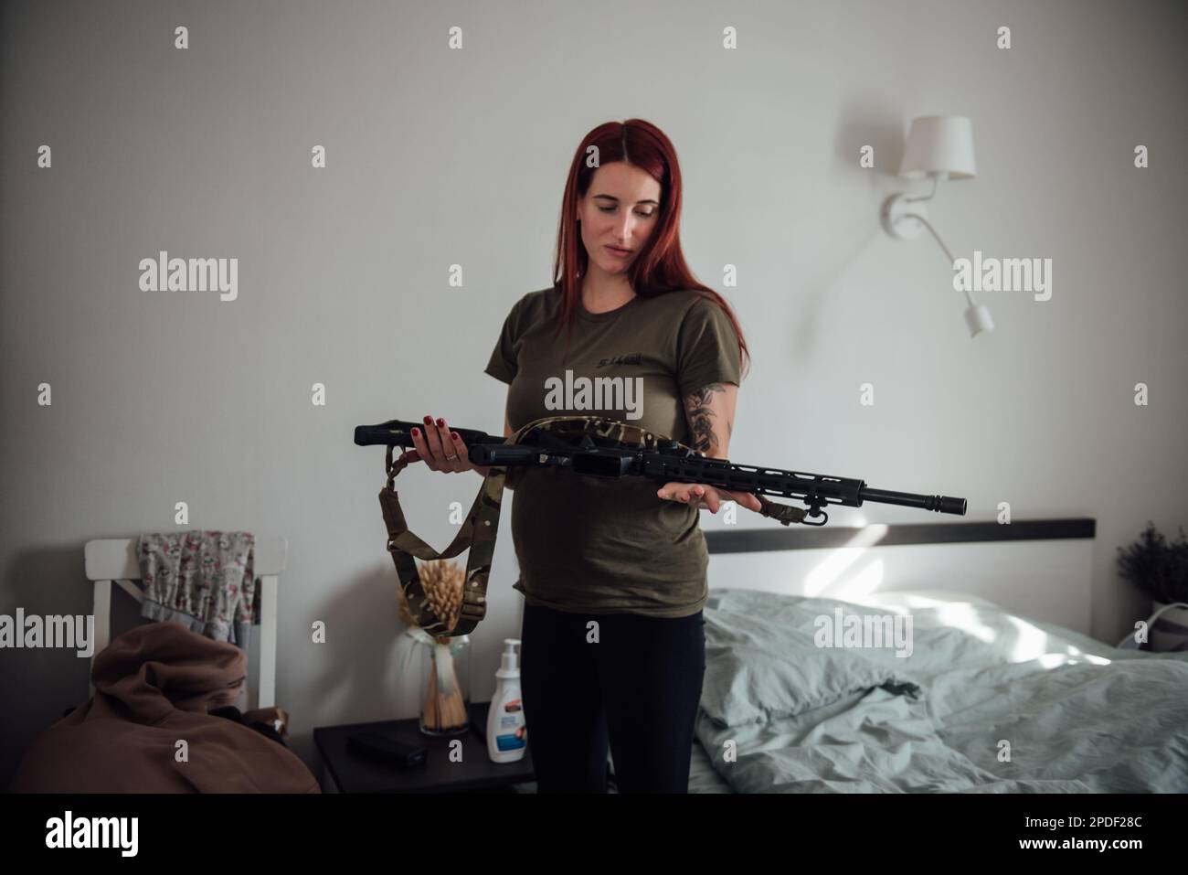 9. Februar 2023, Kiew, Donbass, Ukraine: EMERALD EVGENIYA, scharfschütze in der ukrainischen Armee mit ihrem Gewehr in Kiew. „Alle Russen haben Angst vor uns“, sagte Emerald. Angst vor mir, Angst vor uns. Ukrainische Frauen." (Kreditbild: © Adrien Vautier/Le Pictorium Agency via ZUMA Press) NUR REDAKTIONELLE VERWENDUNG! Nicht für den kommerziellen GEBRAUCH! Stockfoto