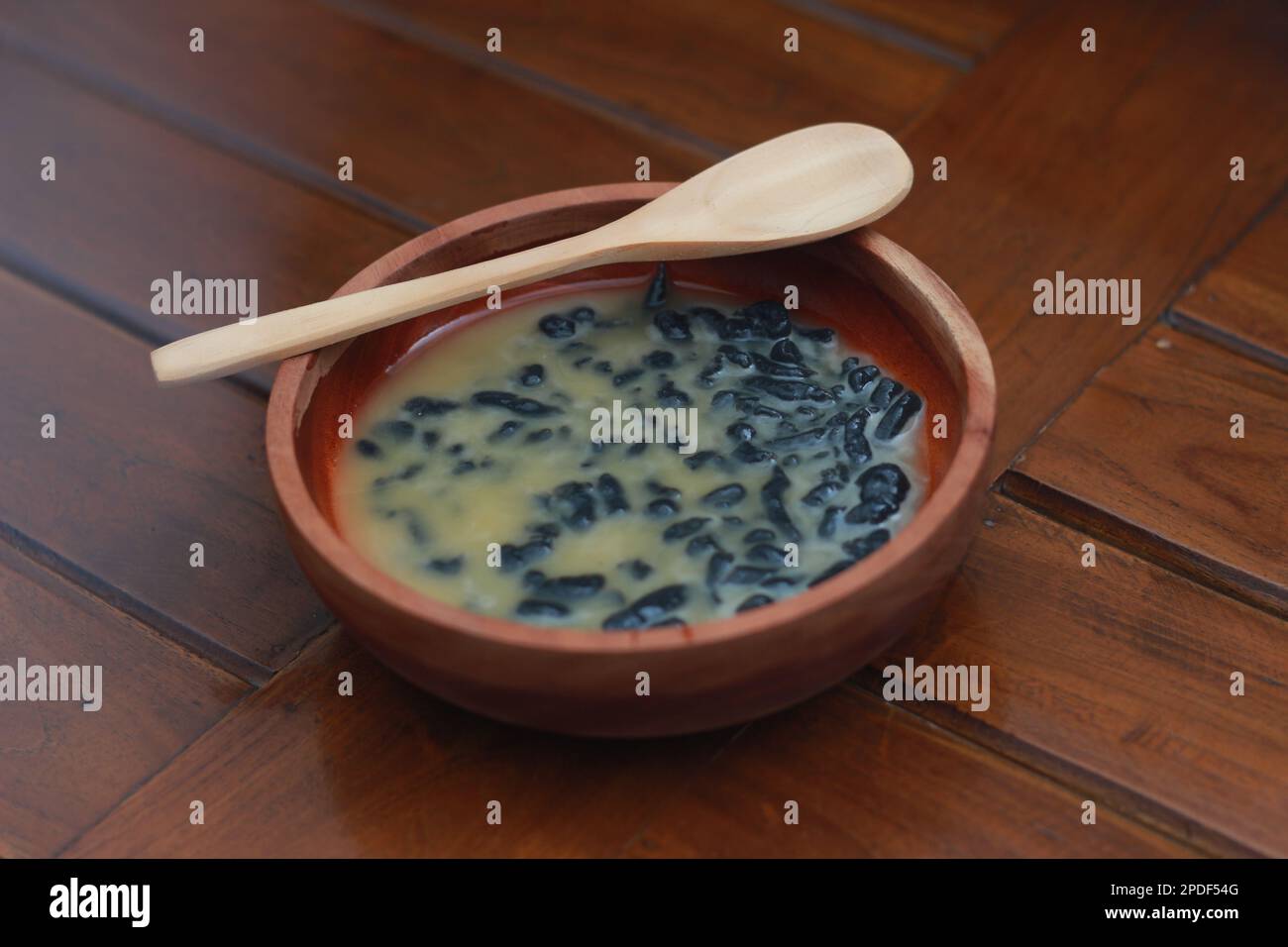Nahaufnahme einer Schüssel traditionelles indonesisches Getränk namens Dawet Ireng oder Black Dawet. Fotokonzept für traditionelle indonesische Speisen. Stockfoto