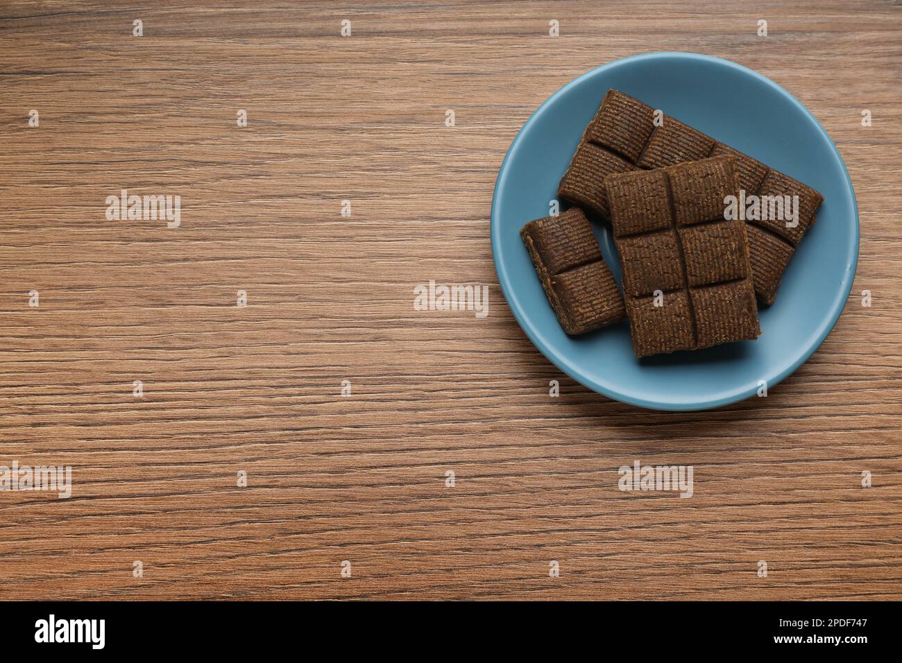 Blaue Platte mit köstlichem und gesundem Hämatogen auf Holztisch, Draufsicht. Platz für Text Stockfoto