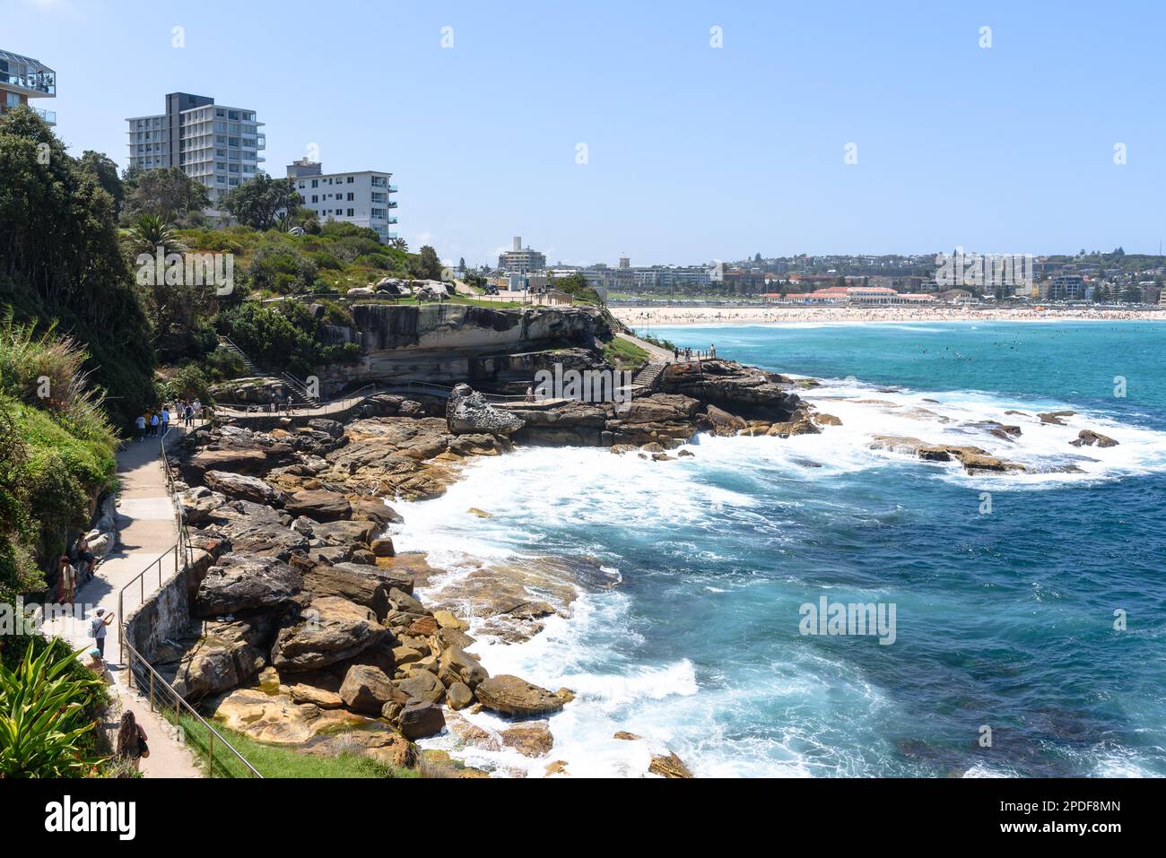 Leute, die entlang des Bondi zum Coogee Walk südlich von Bondi Beach laufen Stockfoto