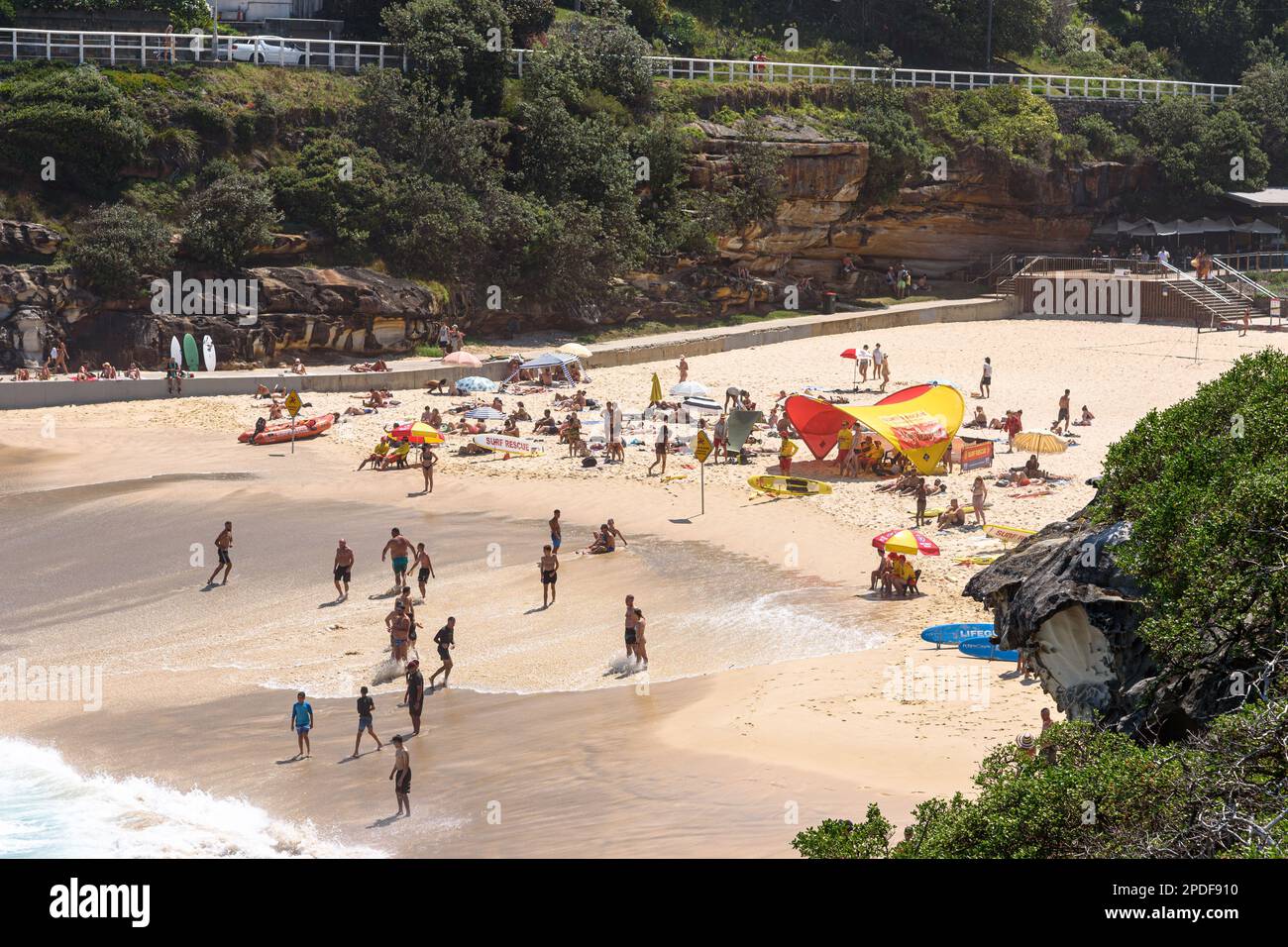 Besucher genießen einen Sommertag am Tamarama Beach in Sydney, Australien Stockfoto