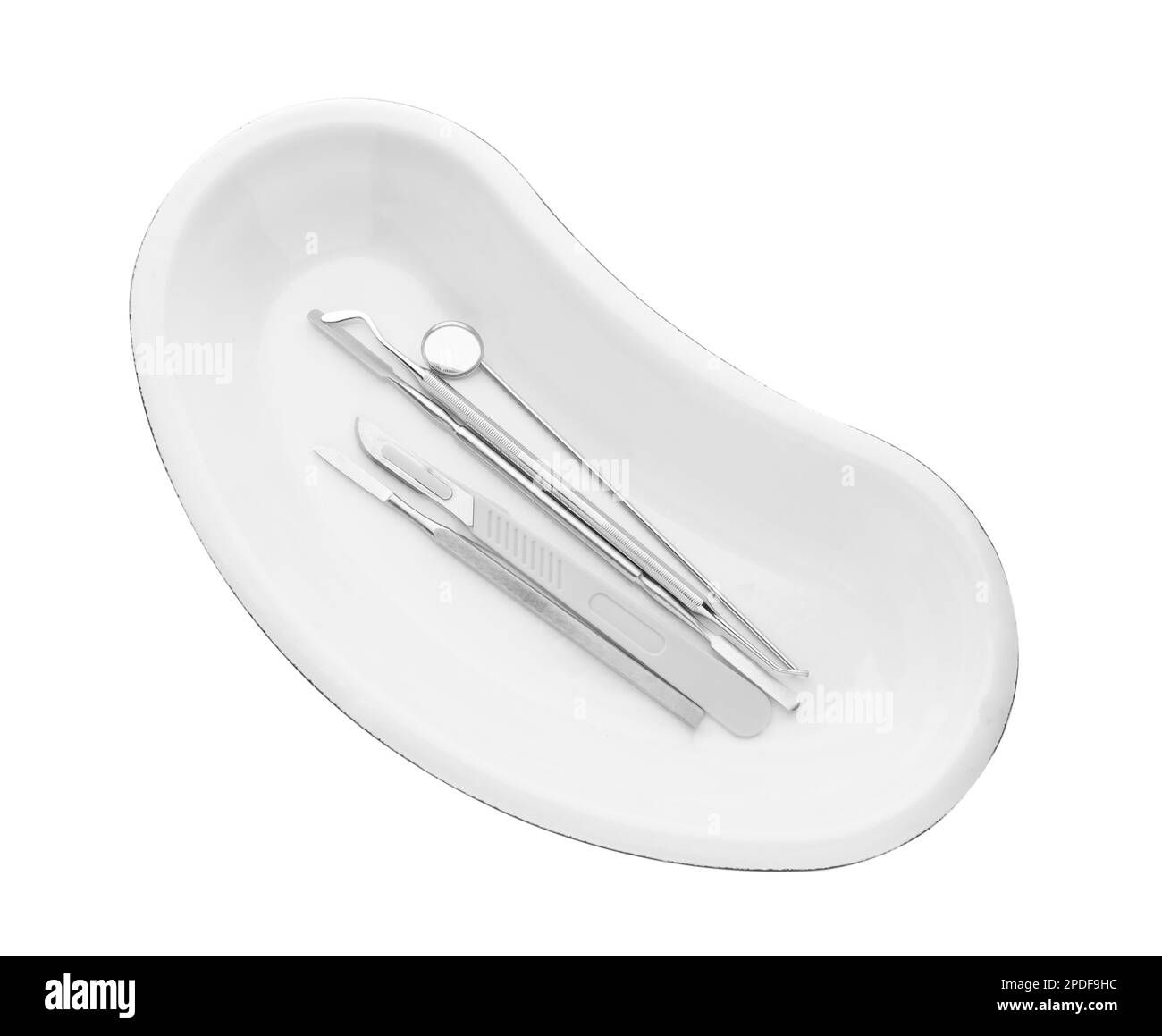 Nierenförmige Schale mit Zahnarztwerkzeugen isoliert auf weiß, Draufsicht Stockfoto