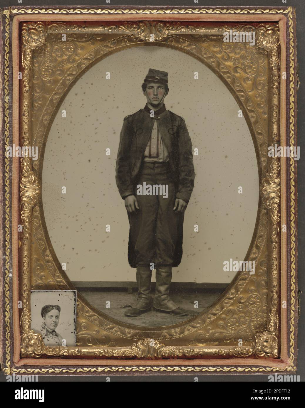 Gefreiter Charles F. Sherman von 2. Massachusetts Light Artillery Battery, mit Einfügefoto einer nicht identifizierten Frau und Medaille der Großen Armee der Republik für den Fall. Liljenquist Family Sammlung von Bürgerkriegsfotos , FAmbrotype/Tintype Fotoserie , NewsetLilj03, pp/liljwoch, pp/liljunion. Sherman, Charles F., 1842-1928, USA, Armee, Massachusetts Light Artillery Battery, 2. (1861-1865), People, Grand Army of the Republic, Associated Objects, Soldiers, Union, 1860-1870, Militäruniformen, Union, 1860-1870, Frauen, 1860-1870, Usa, Geschichte, Bürgerkrieg, 1861-1865, Milit Stockfoto