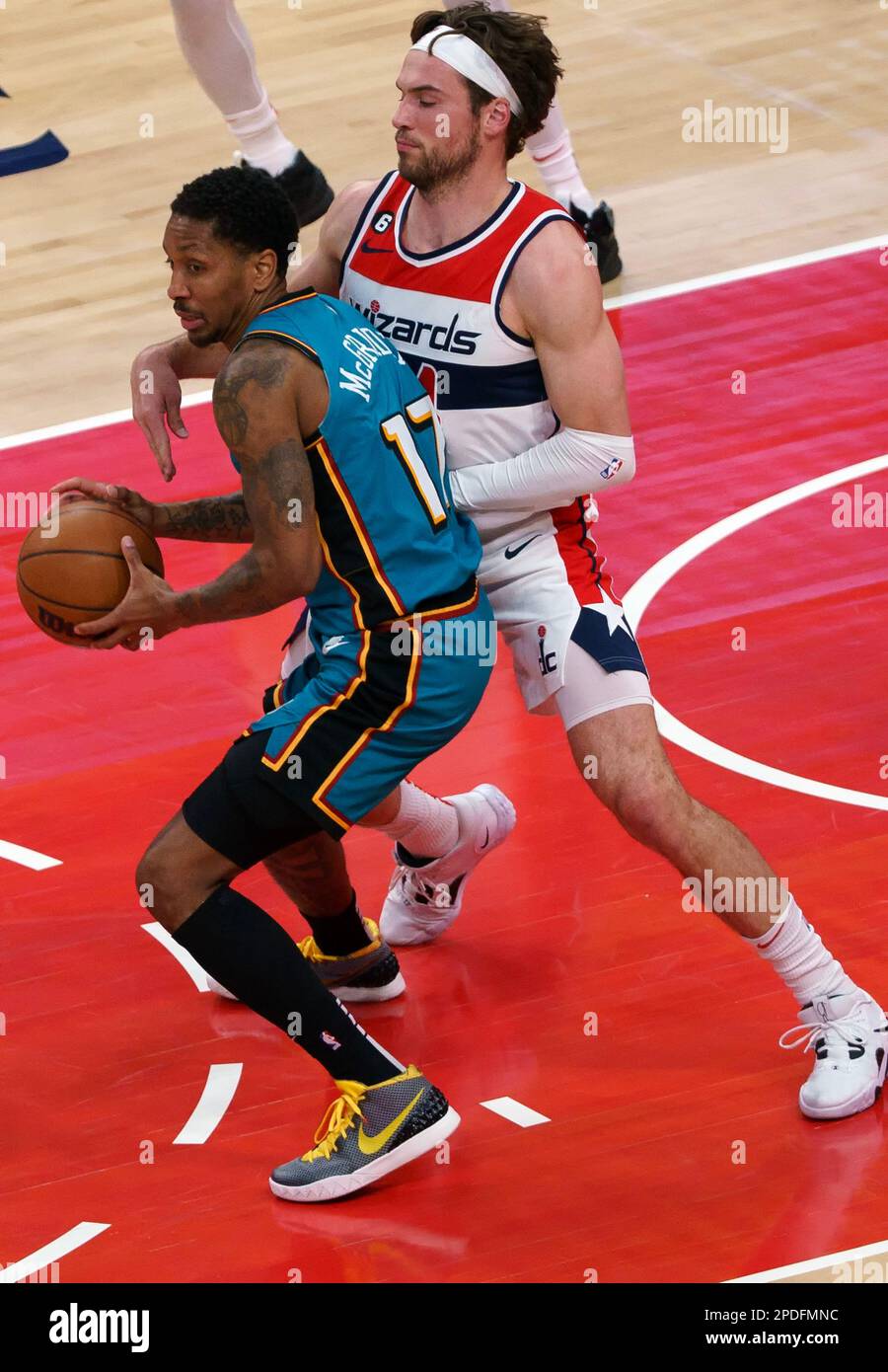 Washington, USA. 14. April 2023. WASHINGTON, DC - MÄRZ 14: Washington Wizards Forward Corey Kispert (24) blockiert Detroit Pistons Guard Rodney McGruder (17) während eines NBA-Spiels zwischen den Washington Wizards und den Detroit Pistons am 14. März 2023 in der Capital One Arena in Washington, DC. (Foto: Tony Quinn/SipaUSA) Guthaben: SIPA USA/Alamy Live News Stockfoto