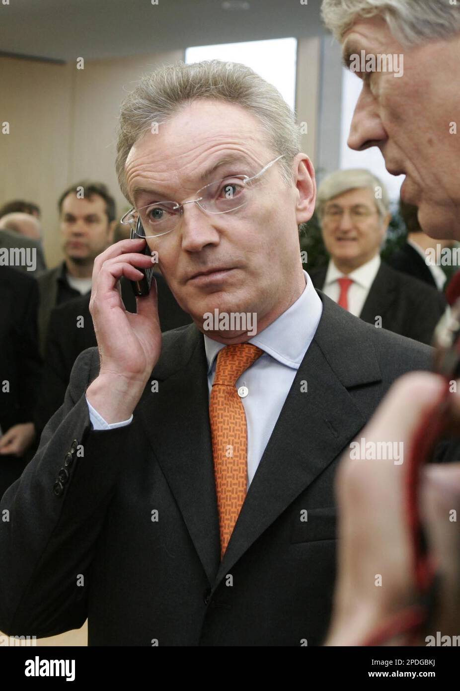 Former Mannesmann CEO Klaus Esser speaks on his mobile phone in the German Federal Court of Justice in Karlsruhe, southwestern Germany, Wednesday, Dec. 21, 2005, after judges ordered a retrial of Esser, Germany's most prominent banker Josef Ackermann and four others over large payments to executives during Vodafone PLC's takeover of rival mobile phone company Mannesmann AG in 2000. (AP Photo/Winfried Rothermel) Stockfoto
