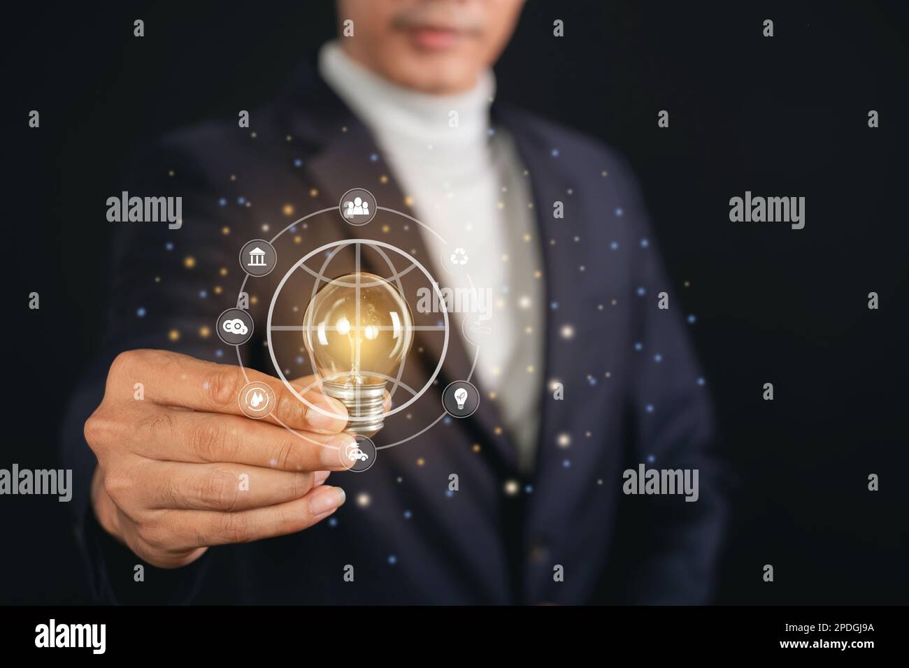 Geschäftsmann mit Glühbirne und Globussymbolen. Umweltschutz und Modernisierung von Technologie und natürlichen Ressourcen zur Verringerung der Umweltverschmutzung Stockfoto