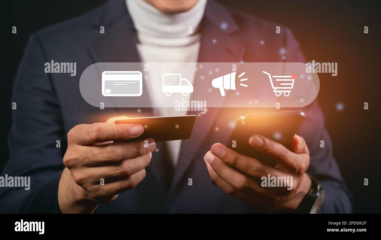 Hände halten Mobiltelefon und Kreditkarte mit Geschäftssymbolen, Einkaufswagen, Internet-Shopping, Service im Internet. Bietet Lieferung nach Hause Stockfoto