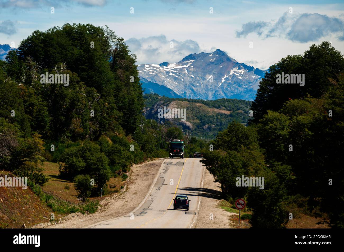 Wunderschöne Landschaft mit schneebedeckten Bergen aus der Sicht von Ruta 40, Ruta de Los Siete Lagos oder Route of Seven Lakes, Neuquén, Argentinien Stockfoto