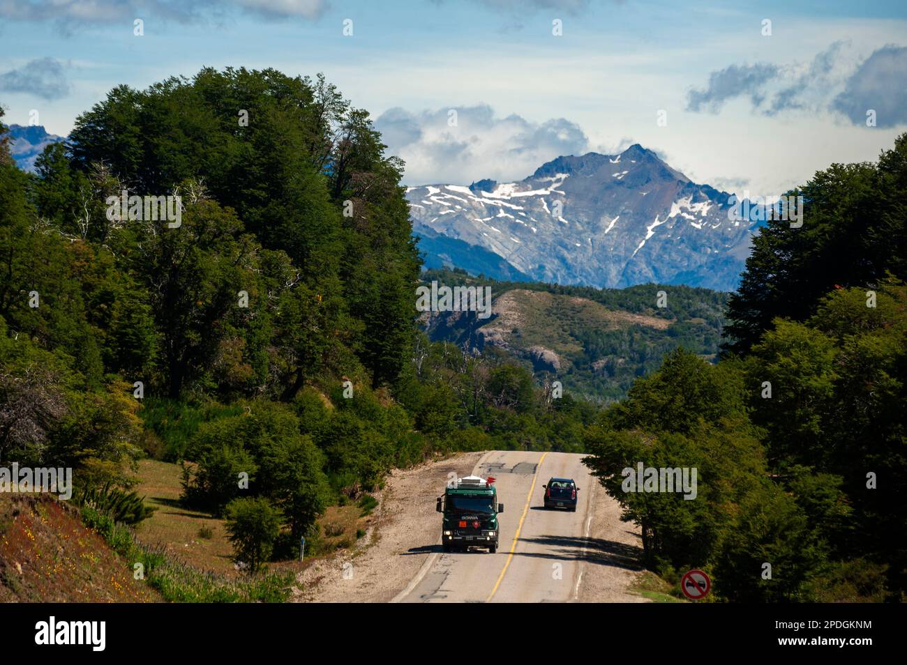 Wunderschöne Landschaft mit schneebedeckten Bergen aus der Sicht von Ruta 40, Ruta de Los Siete Lagos oder Route of Seven Lakes, Neuquén, Argentinien Stockfoto