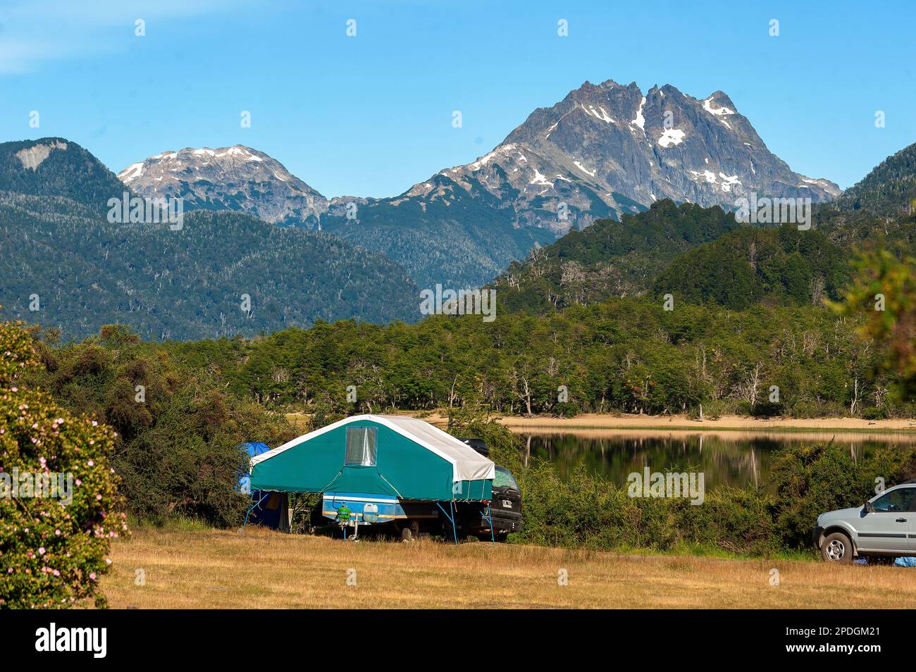 Campingplatz am Ufer des Villarino-Sees an der Ruta 40, Ruta de Los Siete Lagos oder Route of Seven Lakes, Neuquén, Argentinien Stockfoto