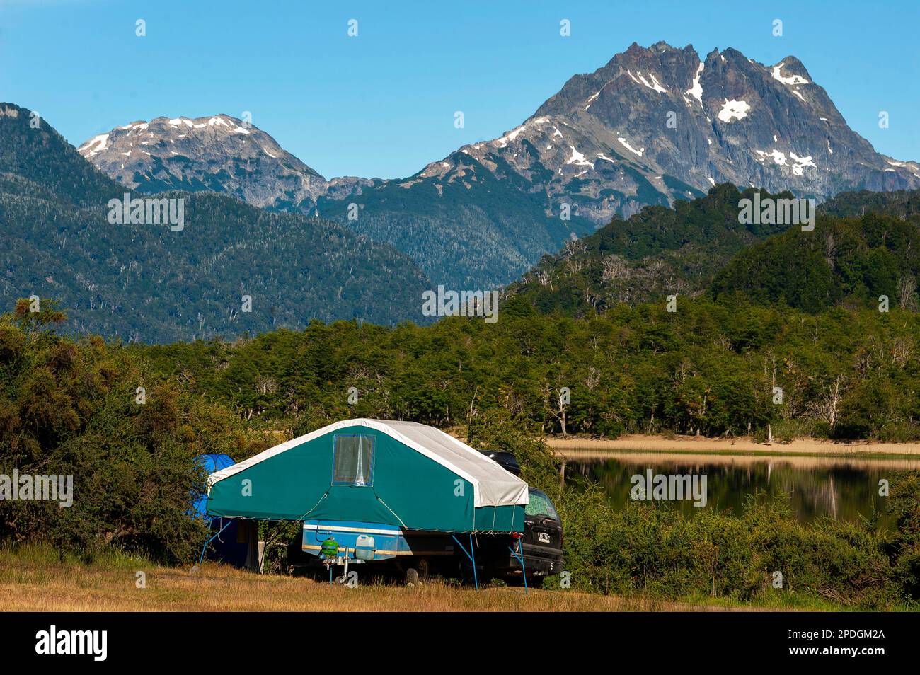 Campingplatz am Ufer des Villarino-Sees an der Ruta 40, Ruta de Los Siete Lagos oder Route of Seven Lakes, Neuquén, Argentinien Stockfoto