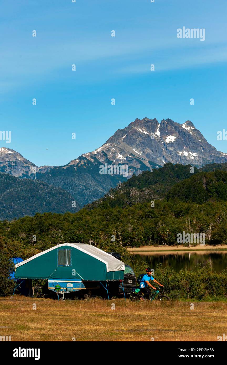 Campingplatz am Ufer des Villarino-Sees an der Ruta 40, Ruta de Los Siete Lagos oder Route of Seven Lakes, Neuquén, Argentinien Stockfoto